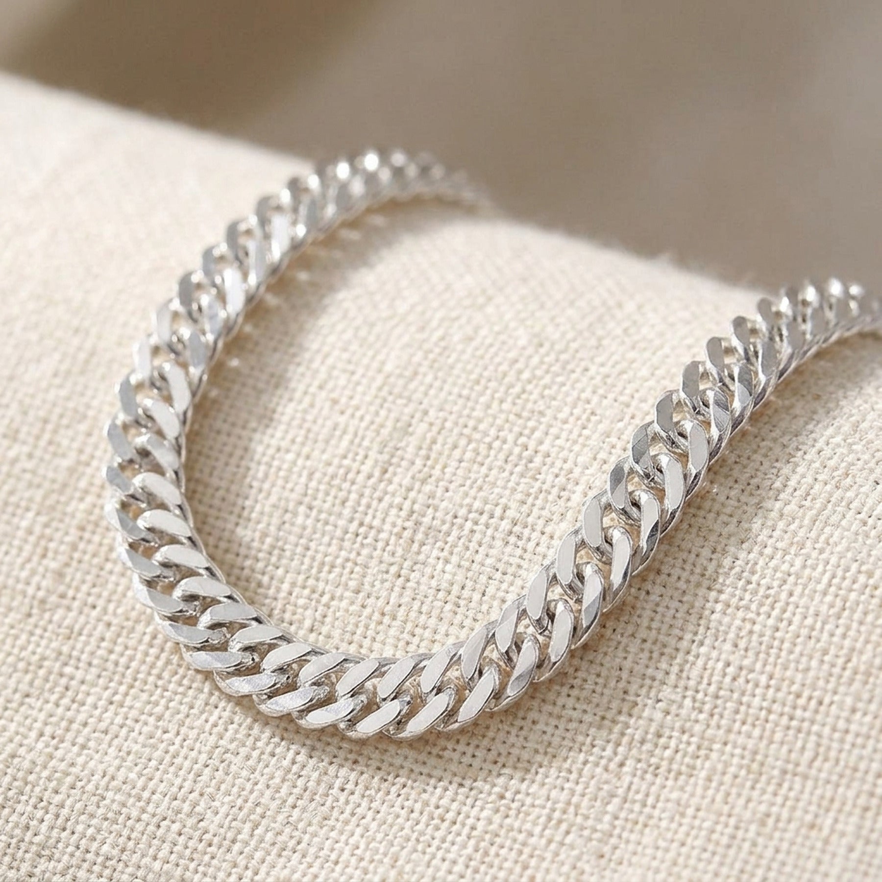 Armband Singapur diamantiert – 925er Silber, 3 mm – Detailansicht des Armbands vor neutralem Hintergrund