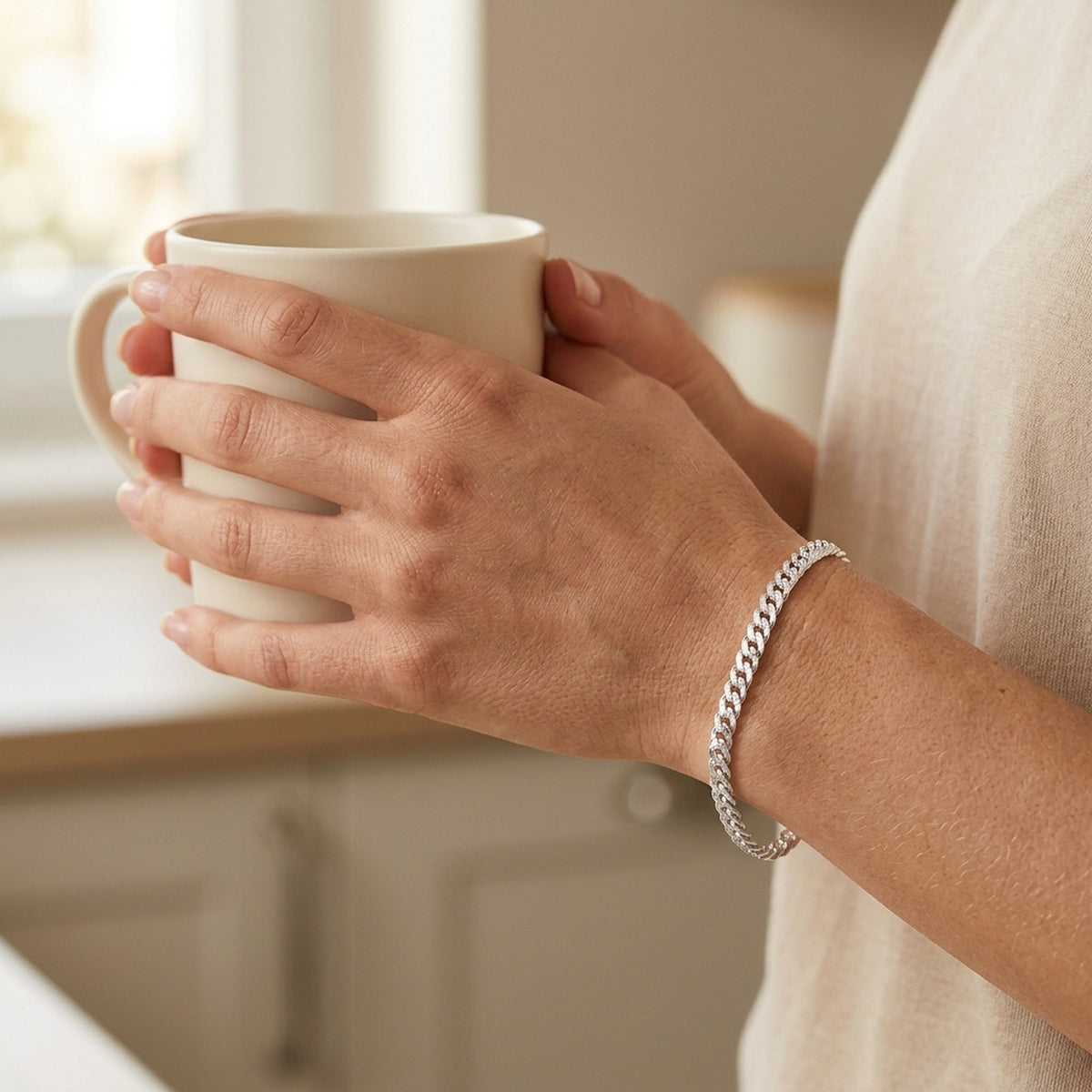 Armband Singapur diamantiert – 925er Silber, 3 mm – am Handgelenk getragen, natürliche Lifestyle-Aufnahme