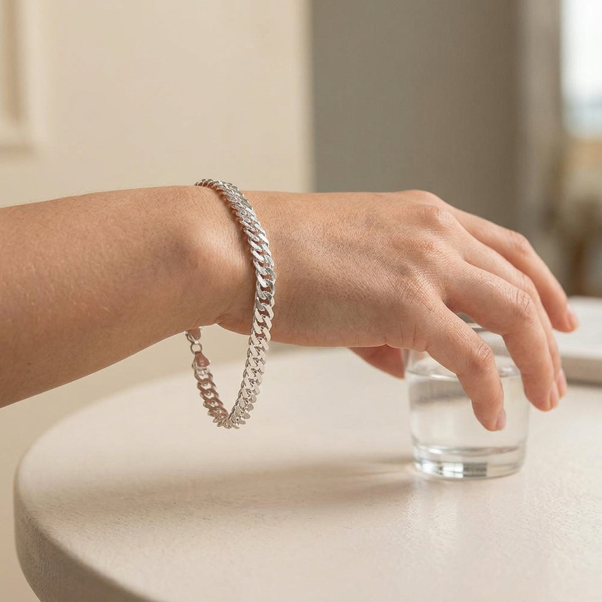 Armband Singapur diamantiert – 925er Silber, 3 mm – am Handgelenk getragen, zweite Lifestyle-Aufnahme in anderer Perspektive