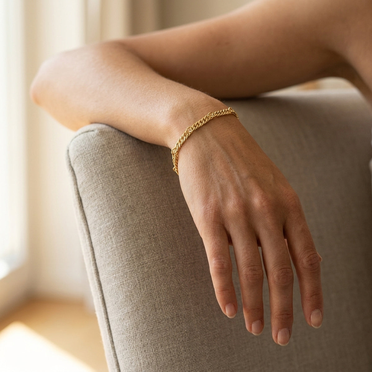 Armband Singapurkette – 333er Gold, 1,8 mm, 19 cm – am Handgelenk getragen, natürliche Lifestyle-Aufnahme