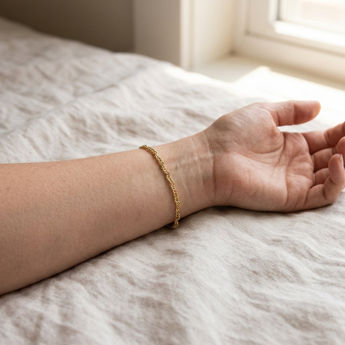 Armband Singapurkette – 333er Gold, 1,8 mm, 19 cm – am Handgelenk getragen, zweite Lifestyle-Aufnahme in anderer Perspektive