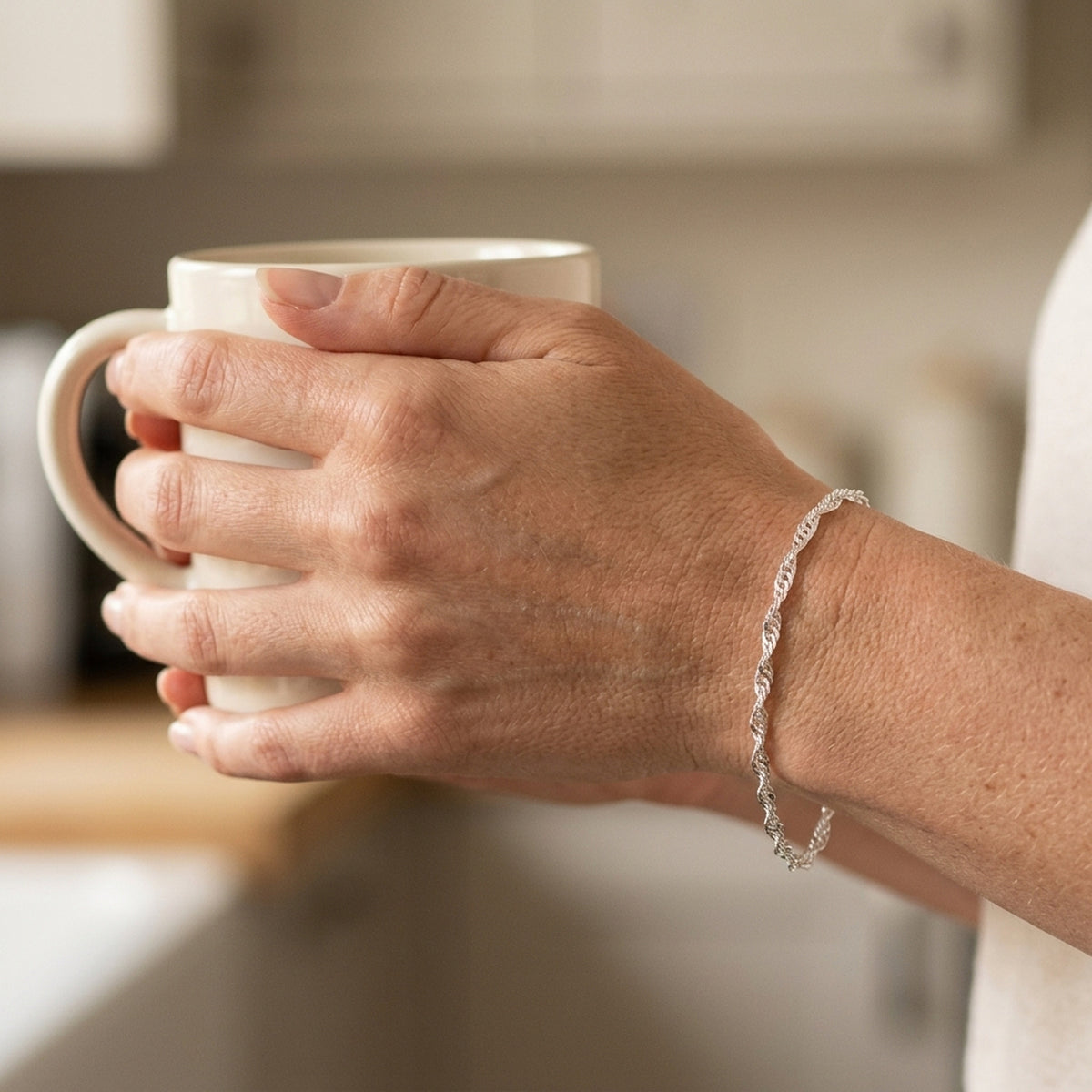 Armband Singapurkette – 925er Silber, 2 mm – am Handgelenk getragen, natürliche Lifestyle-Aufnahme
