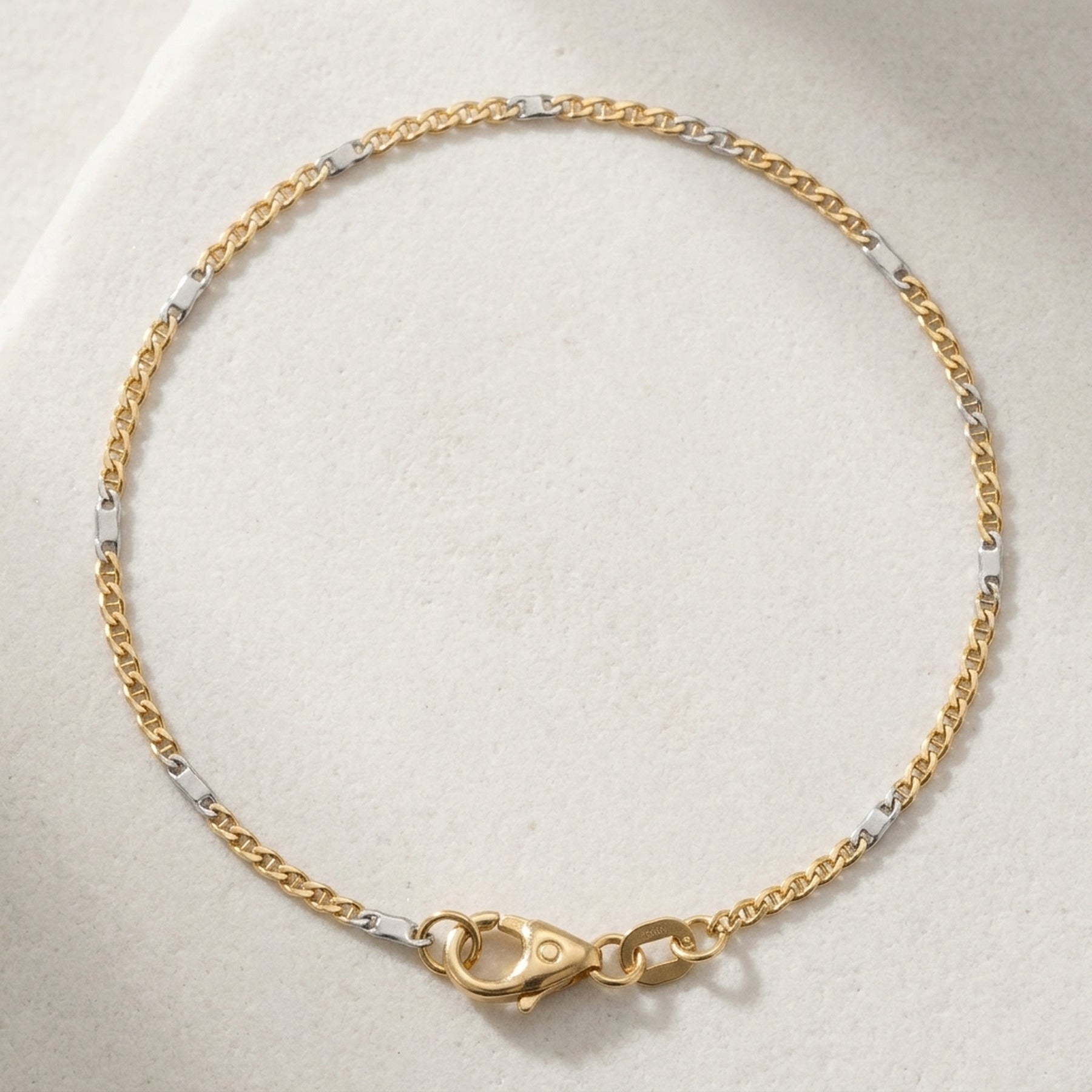Armband Stegpanzer bicolor – 585er Gold, 1,4 mm, 19 cm – Detailansicht des Armbands vor neutralem Hintergrund