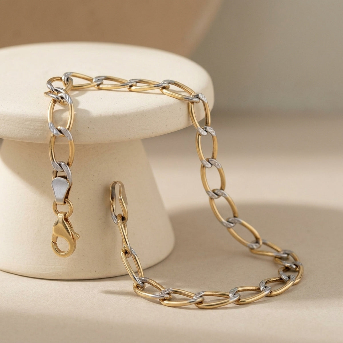Armband Weitpanzer bicolor – 375er Gold, 5,5 mm, 19 cm – Detailansicht des Armbands vor neutralem Hintergrund