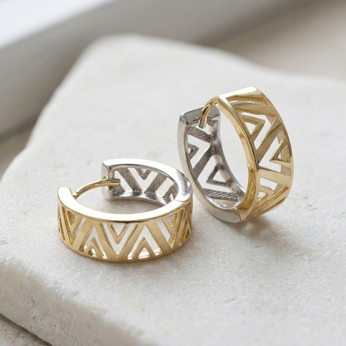 Bicolor-Creolen – 375er Gelb- und Weißgold, 13 × 5 mm – Detailansicht des Ohrschmucks vor neutralem Hintergrund
