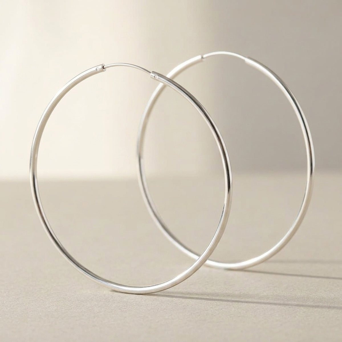 Drahtcreolen mit Steckverschluss glänzend – 925er Silber, 70 × 2 mm – Detailansicht des Ohrschmucks vor neutralem Hintergrund