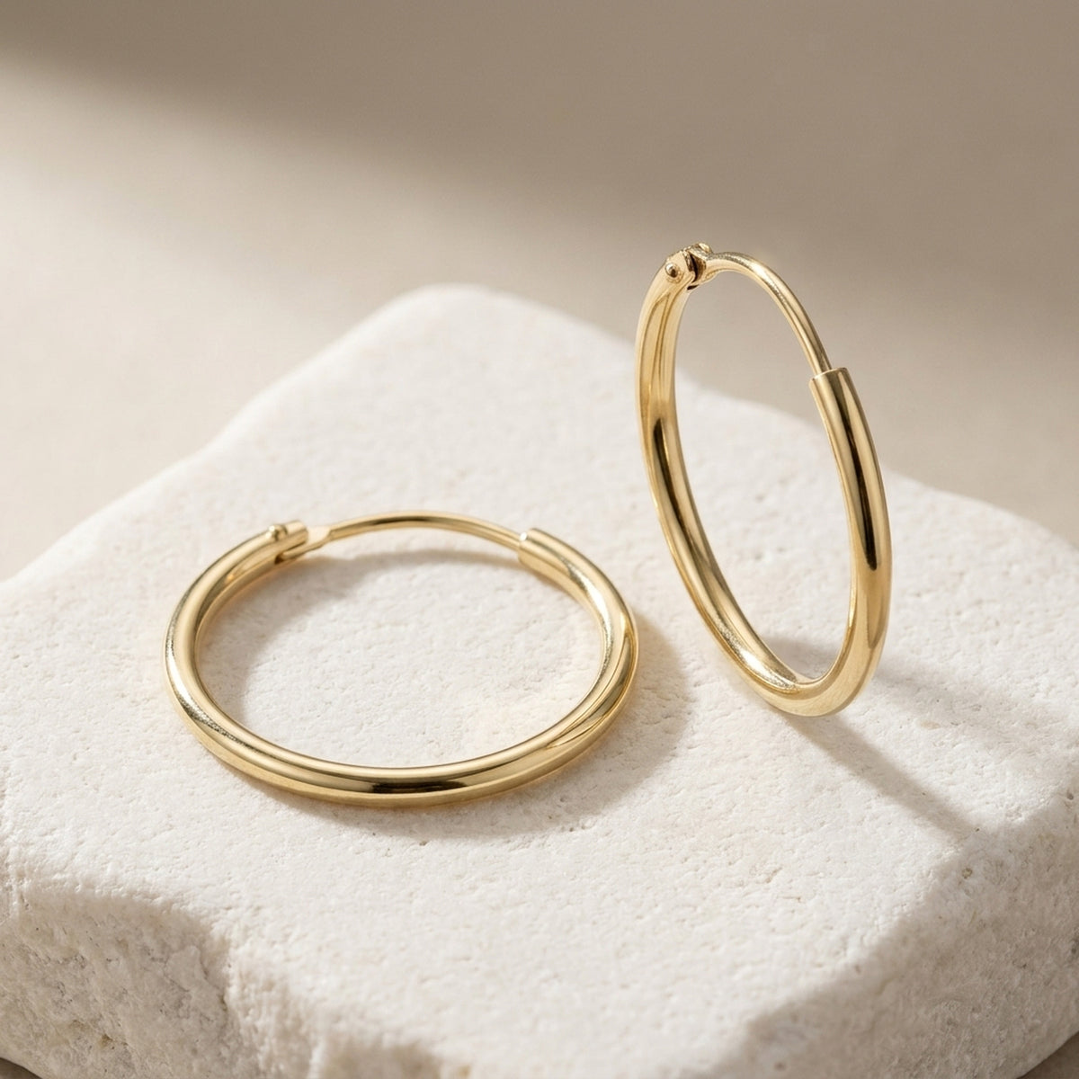 Drahtcreolen mit Steckverschluss – 375er Gold, 15 × 1,1 mm – Detailansicht des Ohrschmucks vor neutralem Hintergrund