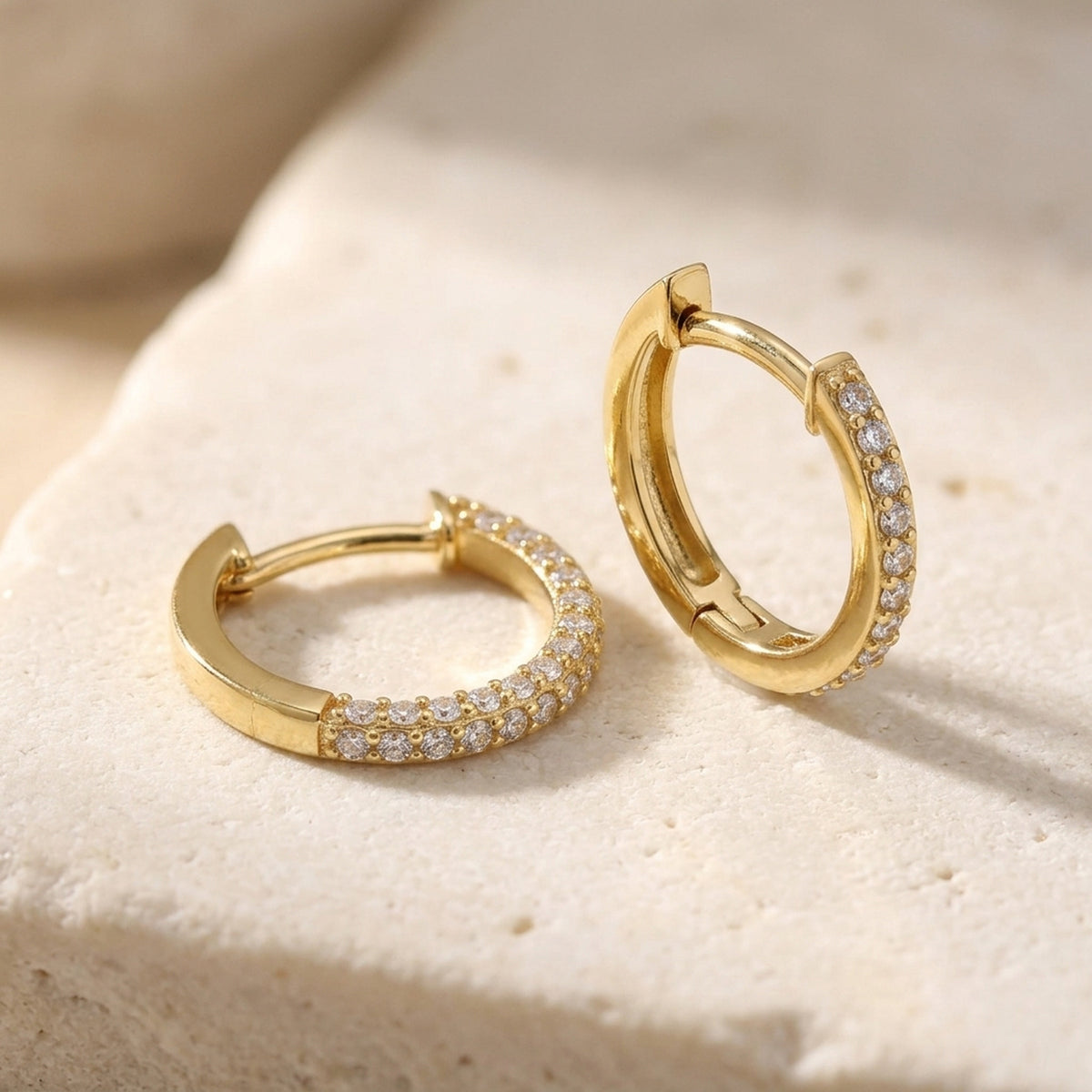 Creolen mit Zirkonia – 375er Gold, 13 × 2 mm – Detailansicht des Ohrschmucks vor neutralem Hintergrund