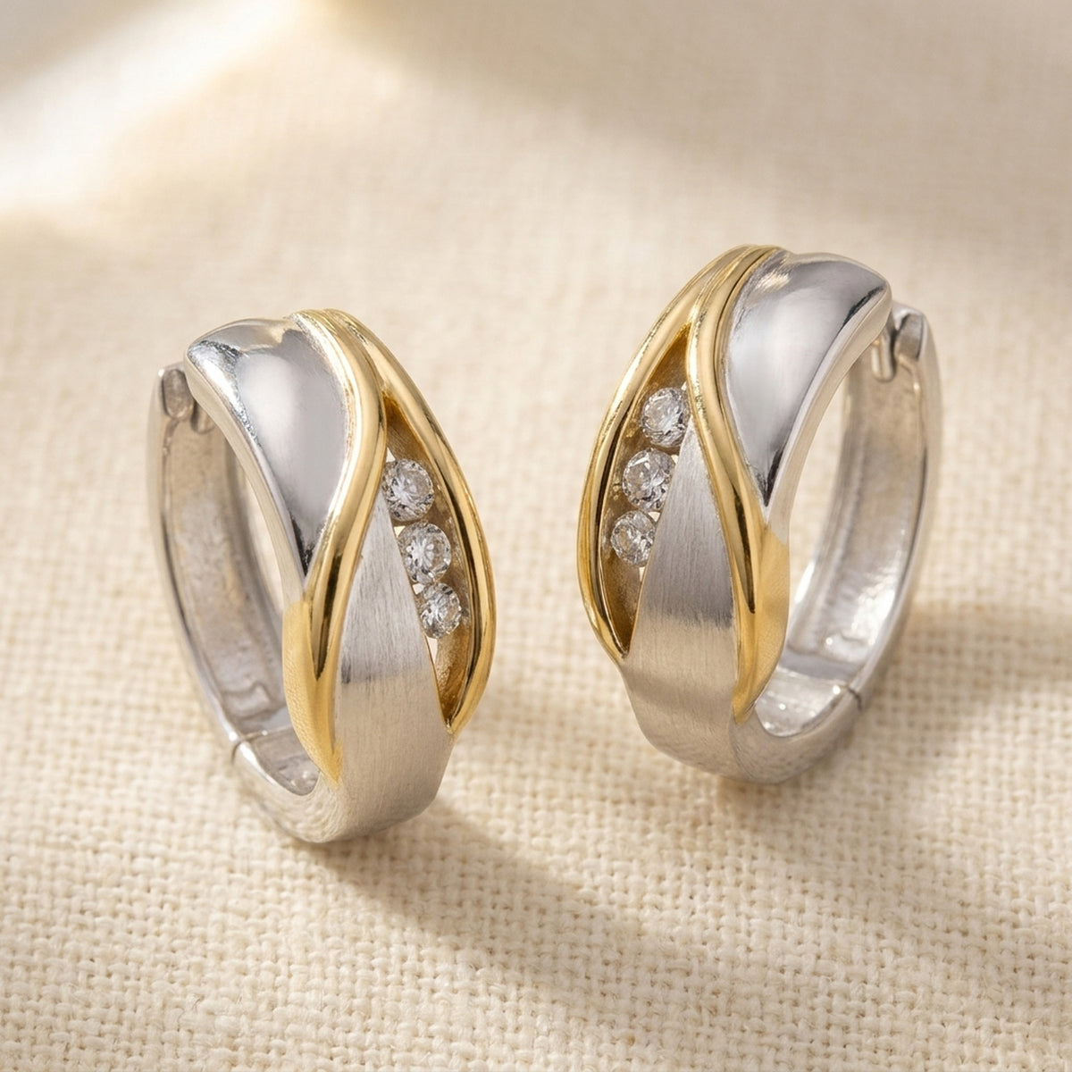 Bicolor-Creolen mit Zirkonia – 925er Silber, ca. 17 × 7 mm – Detailansicht des Ohrschmucks vor neutralem Hintergrund