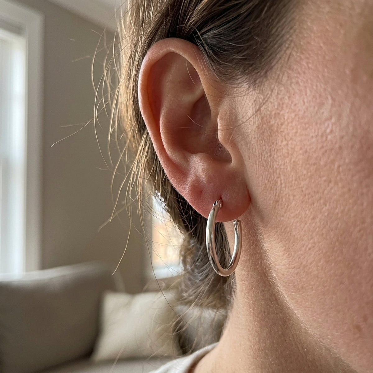 Drahtcreolen mit Steckverschluss glänzend – 925er Silber, 13 mm – am Ohr getragen, zweite Lifestyle-Aufnahme in anderer Perspektive