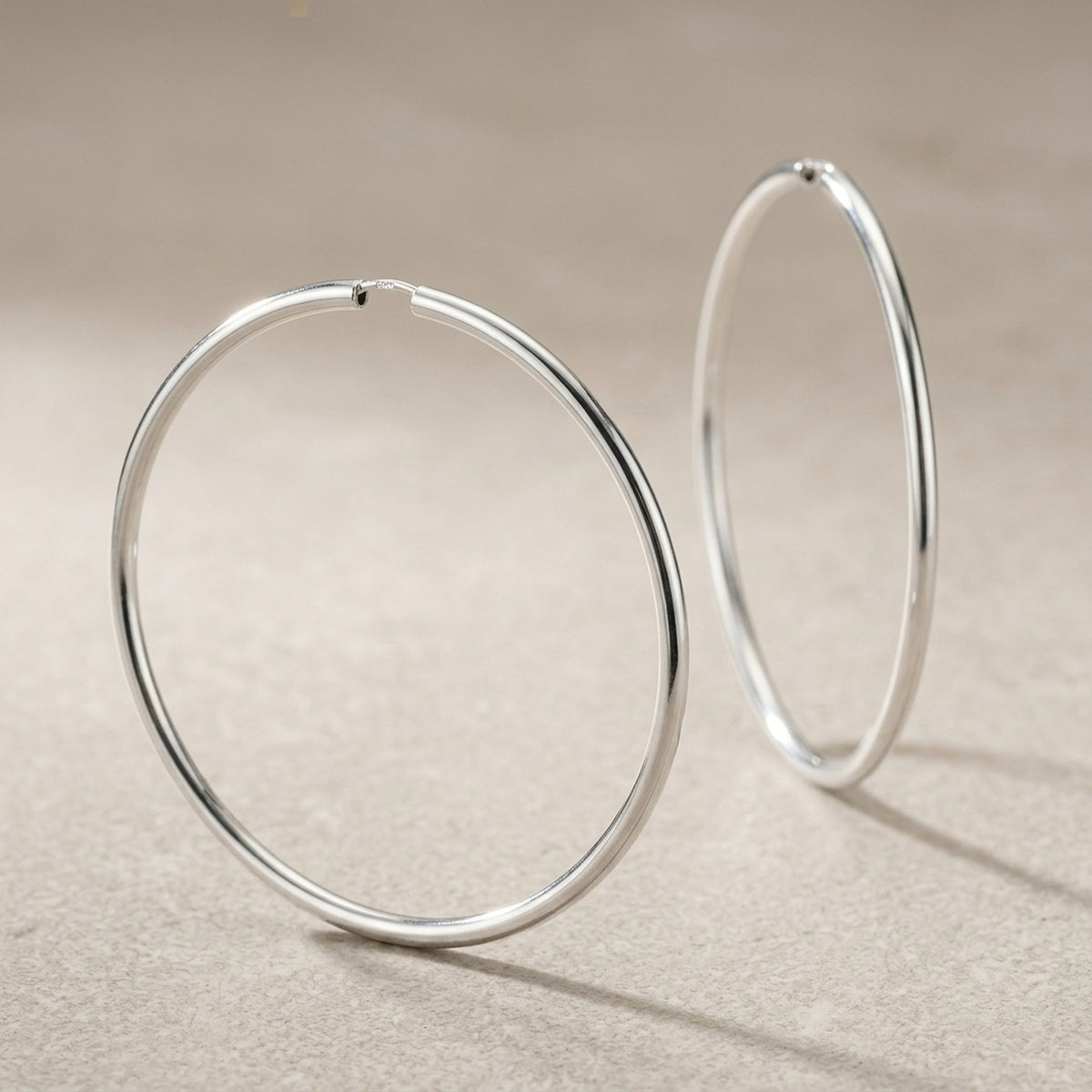 Drahtcreolen mit Steckverschluss glänzend – 925er Silber, 70 mm – Detailansicht des Ohrschmucks vor neutralem Hintergrund