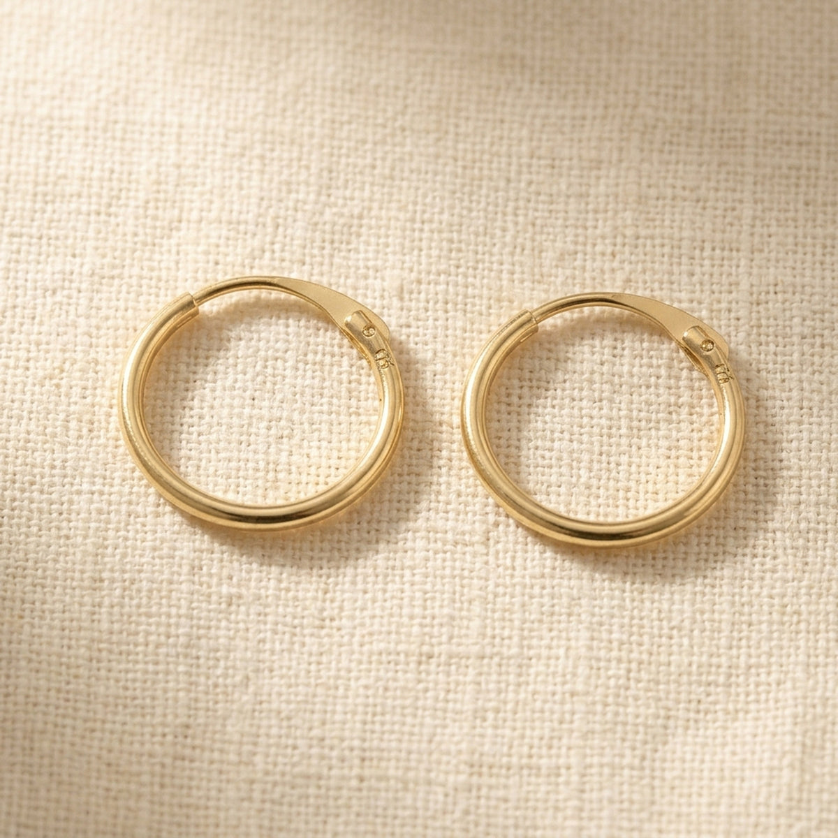 Drahtcreolen mit Steckverschluss – 375er Gold, 10 mm – Detailansicht des Ohrschmucks vor neutralem Hintergrund