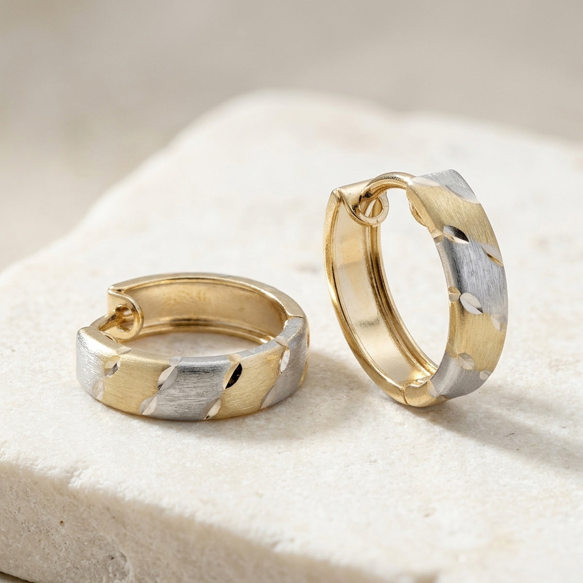 Creolen bicolor rhodiniert – 375er Gold, 12 × 3 mm – Detailansicht des Ohrschmucks vor neutralem Hintergrund