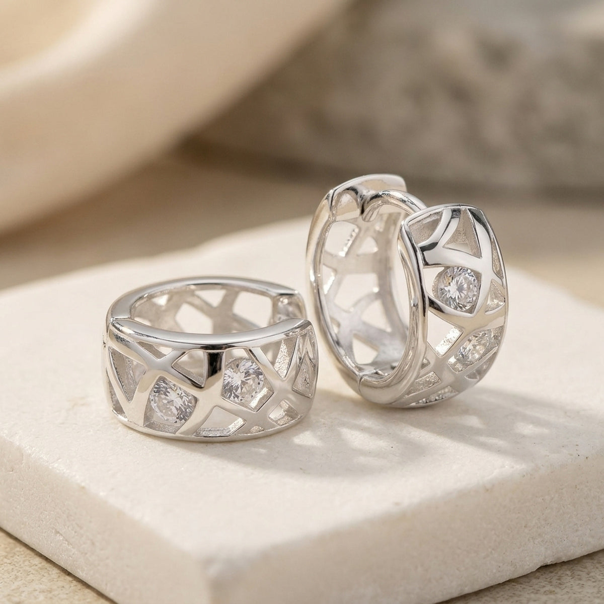Creolen Gitternetz mit Zirkonia glänzend – 925er Silber, 18 × 7 mm – Detailansicht des Ohrschmucks vor neutralem Hintergrund