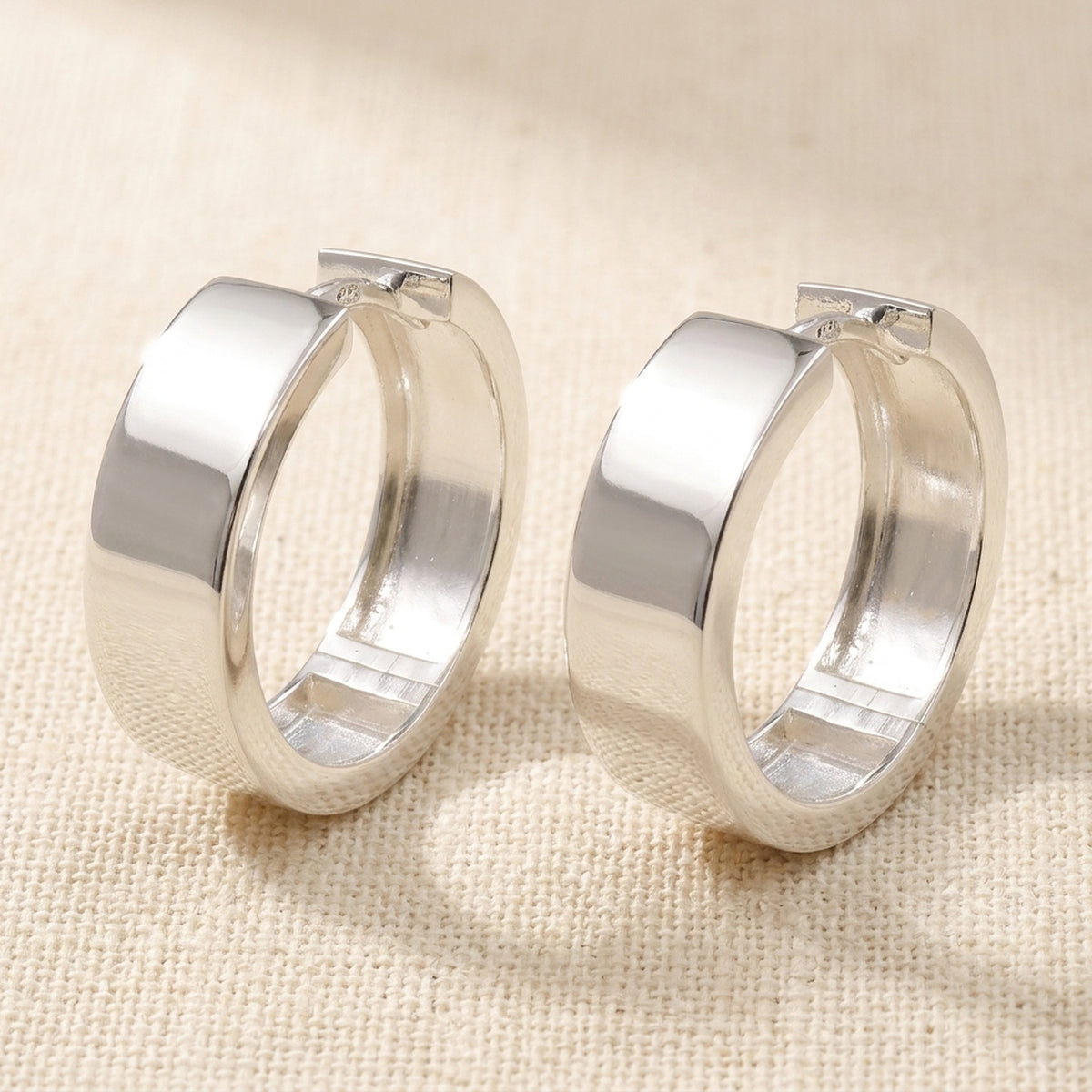 Creolen glänzend – 925er Silber, 19,5 × 6 mm – Detailansicht des Ohrschmucks vor neutralem Hintergrund