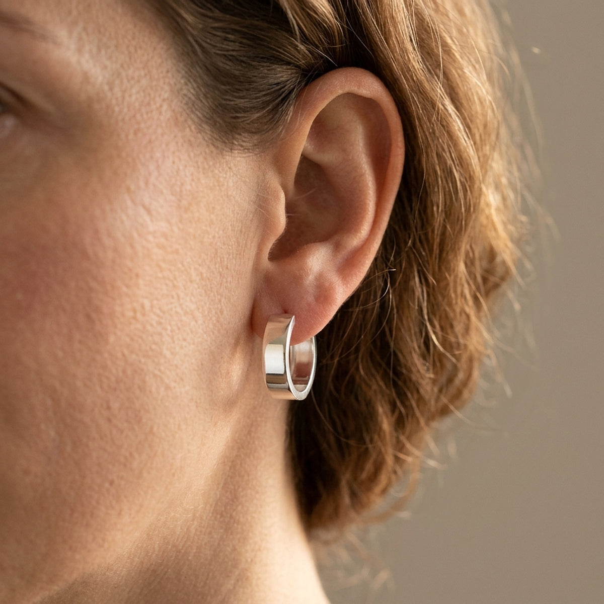 Creolen glänzend – 925er Silber, 19,5 × 6 mm – am Ohr getragen, zweite Lifestyle-Aufnahme in anderer Perspektive