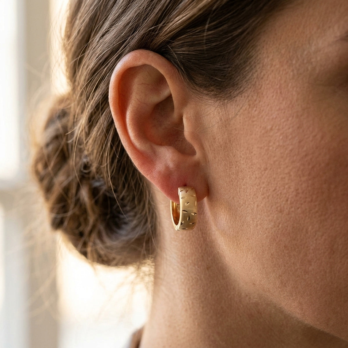 Creolen mattiert diamantiert – 375er Gold, 12 × 5 mm – am Ohr getragen, zweite Lifestyle-Aufnahme in anderer Perspektive
