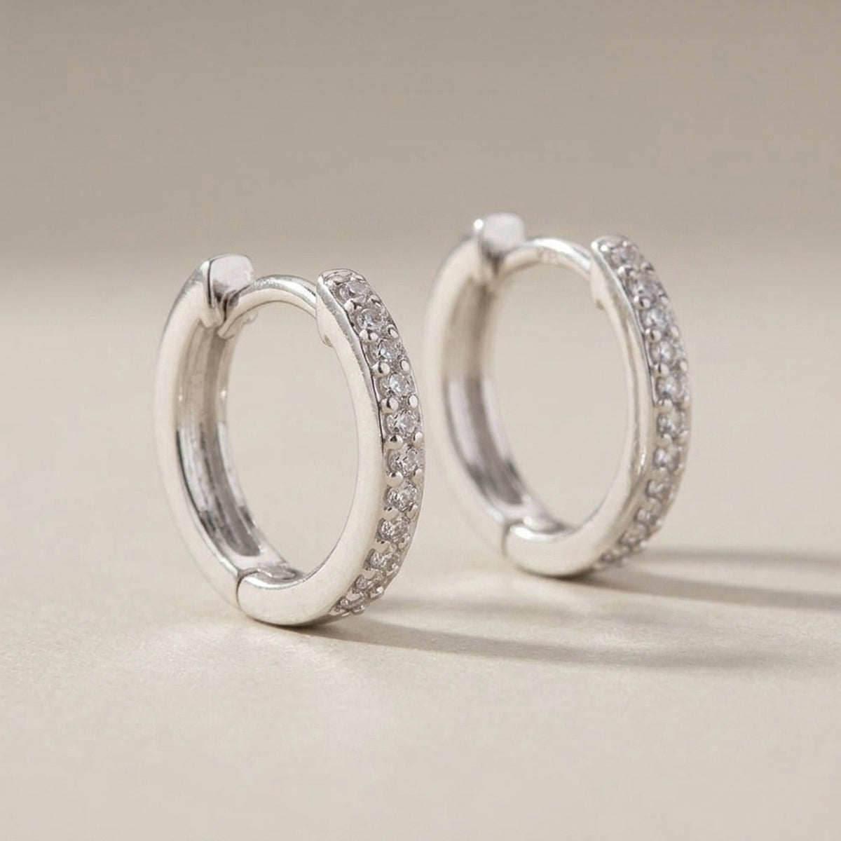 Creolen mit Zirkonia – 925er Silber, 13 × 2 mm – Detailansicht des Ohrschmucks vor neutralem Hintergrund