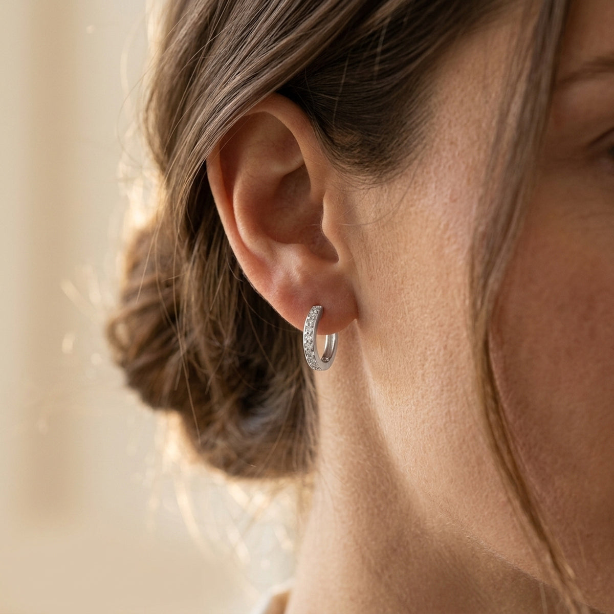 Creolen mit Zirkonia – 925er Silber, 13 × 2 mm – am Ohr getragen, zweite Lifestyle-Aufnahme in anderer Perspektive