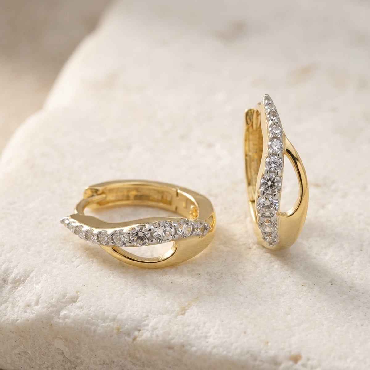 Creolen Tropfenform mit Zirkonia – 375er Gold, 13 × 5 mm – Detailansicht des Ohrschmucks vor neutralem Hintergrund