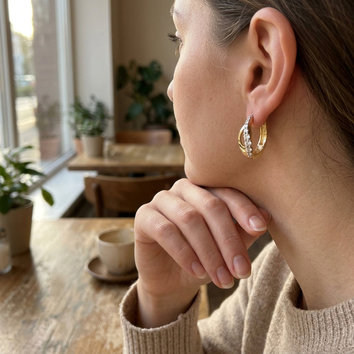 Creolen Tropfenform mit Zirkonia – 375er Gold, 13 × 5 mm – am Ohr getragen, zweite Lifestyle-Aufnahme in anderer Perspektive