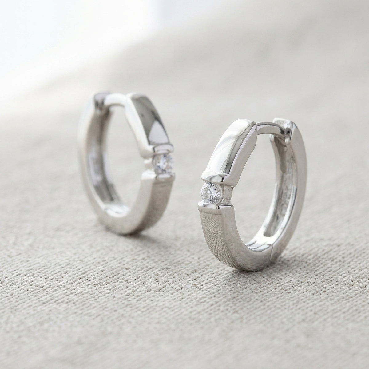 Creolen mit Zirkonia glänzend rhodiniert – 925er Silber, 13 × 2 mm – Detailansicht des Ohrschmucks vor neutralem Hintergrund