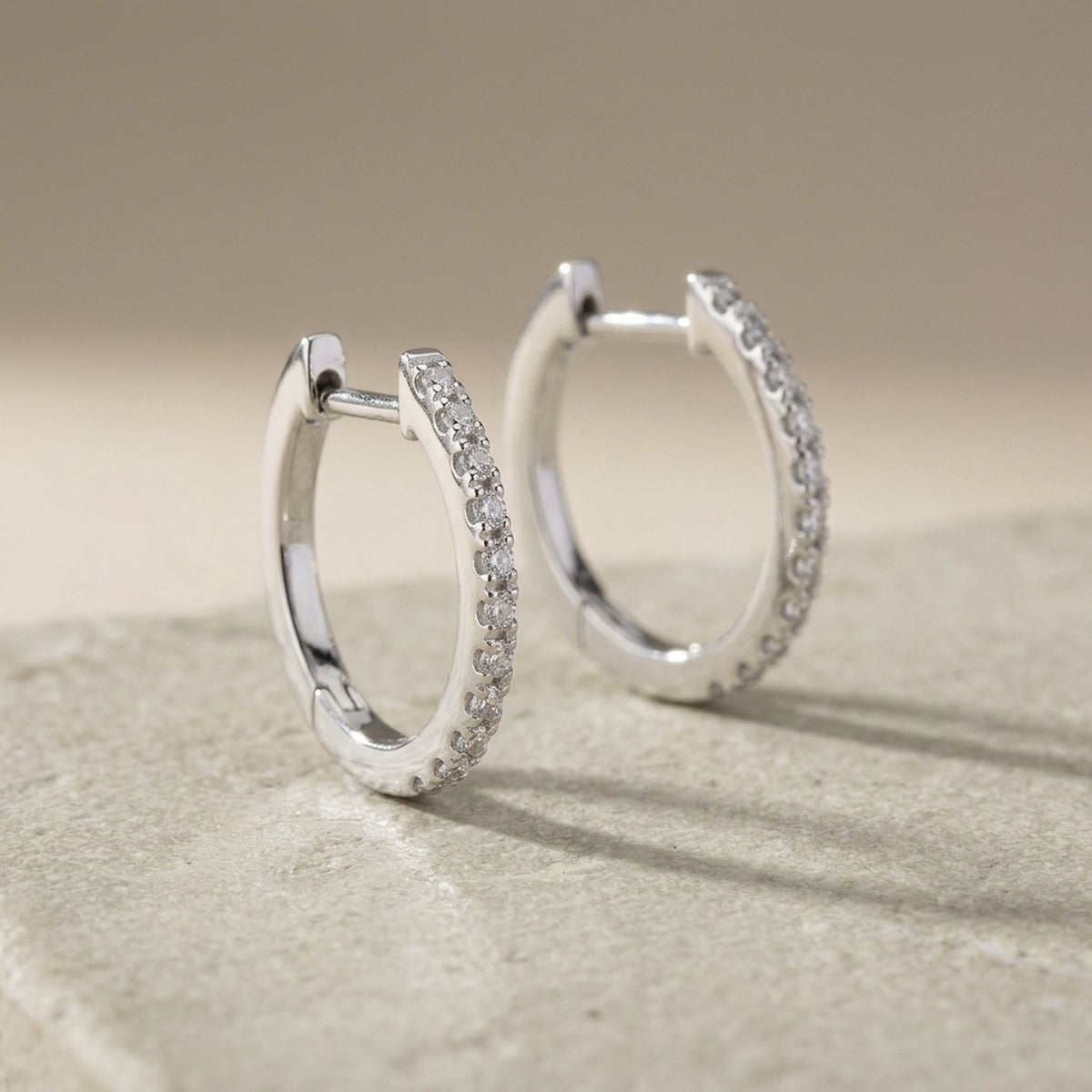 Creolen mit Zirkonia rhodiniert – 925er Silber, 17 × 2 mm – Detailansicht des Ohrschmucks vor neutralem Hintergrund