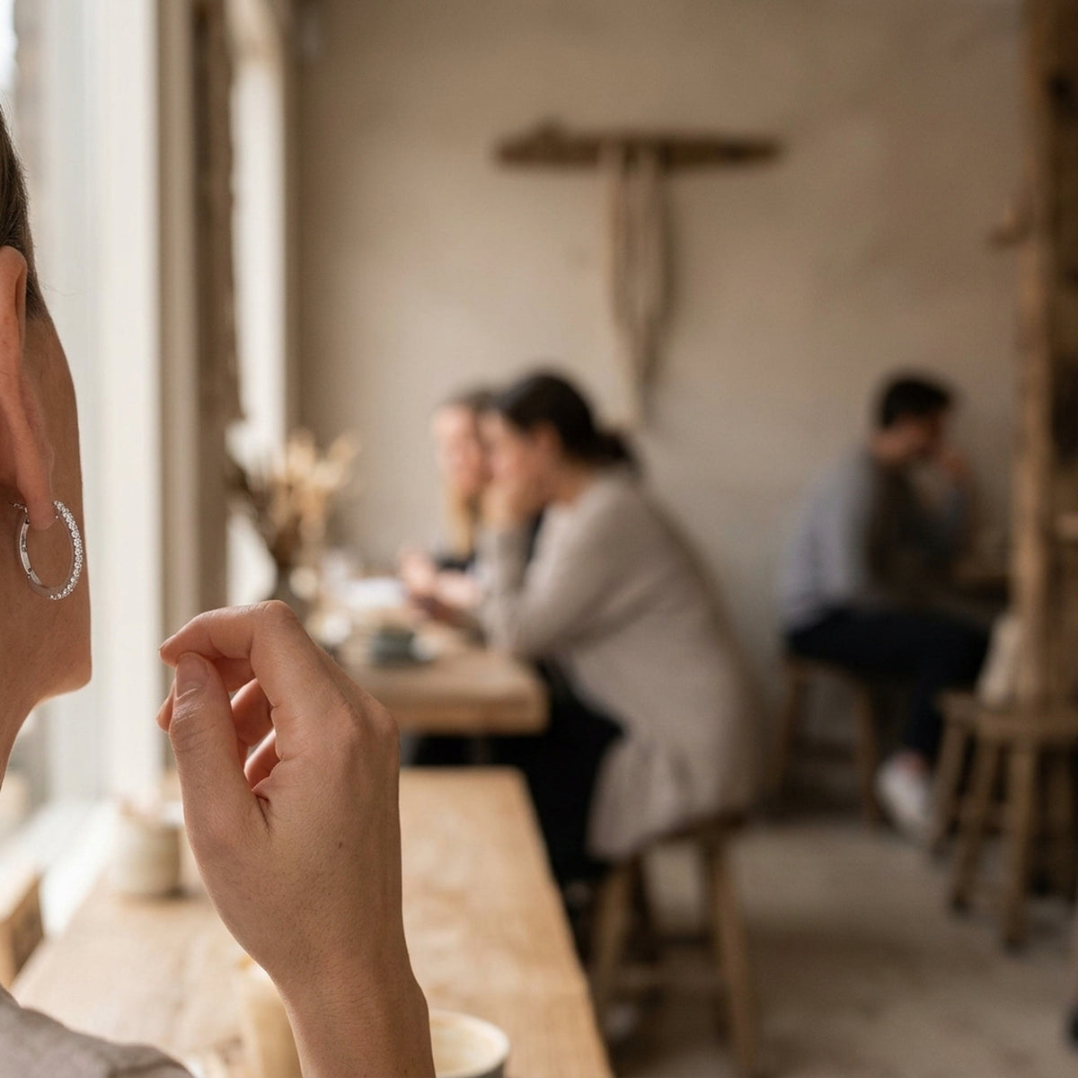 Creolen mit Zirkonia rhodiniert – 925er Silber, 17 × 2 mm – am Ohr getragen, zweite Lifestyle-Aufnahme in anderer Perspektive