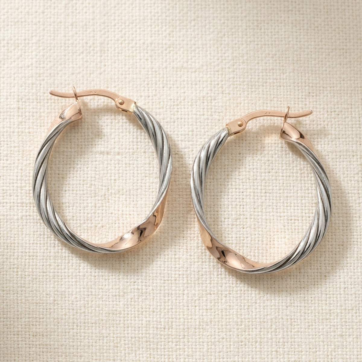 Creolen oval bicolor rhodiniert diamantiert – 375er Rotgold, 26 × 21 mm – Detailansicht des Ohrschmucks vor neutralem Hintergrund