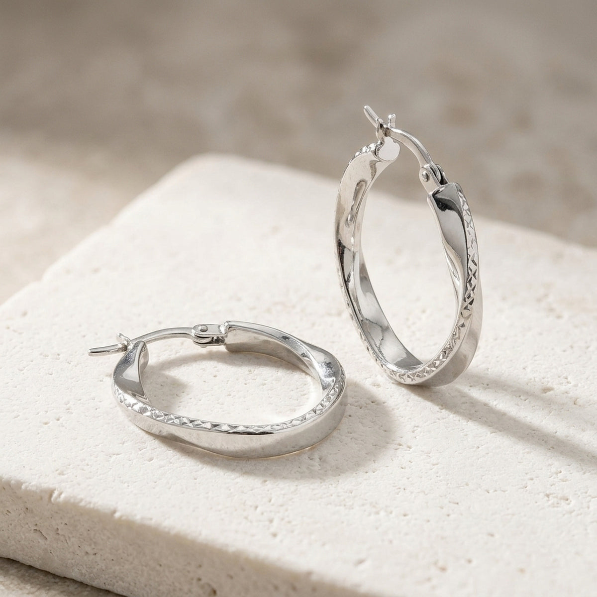 Creolen oval Drahtcreole mit Bügelverschluss rhodiniert diamantiert – 925er Silber, 26 × 22 mm – Detailansicht des Ohrschmucks vor neutralem Hintergrund
