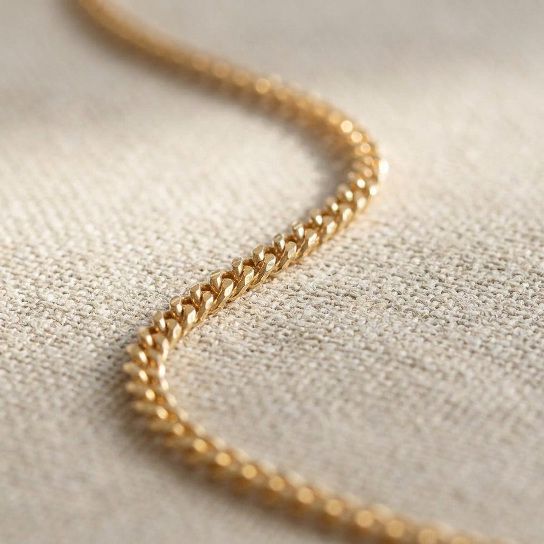 Diamantierte Flachpanzerkette – Doublé, 1,3 mm – Detailansicht des Kettes vor neutralem Hintergrund