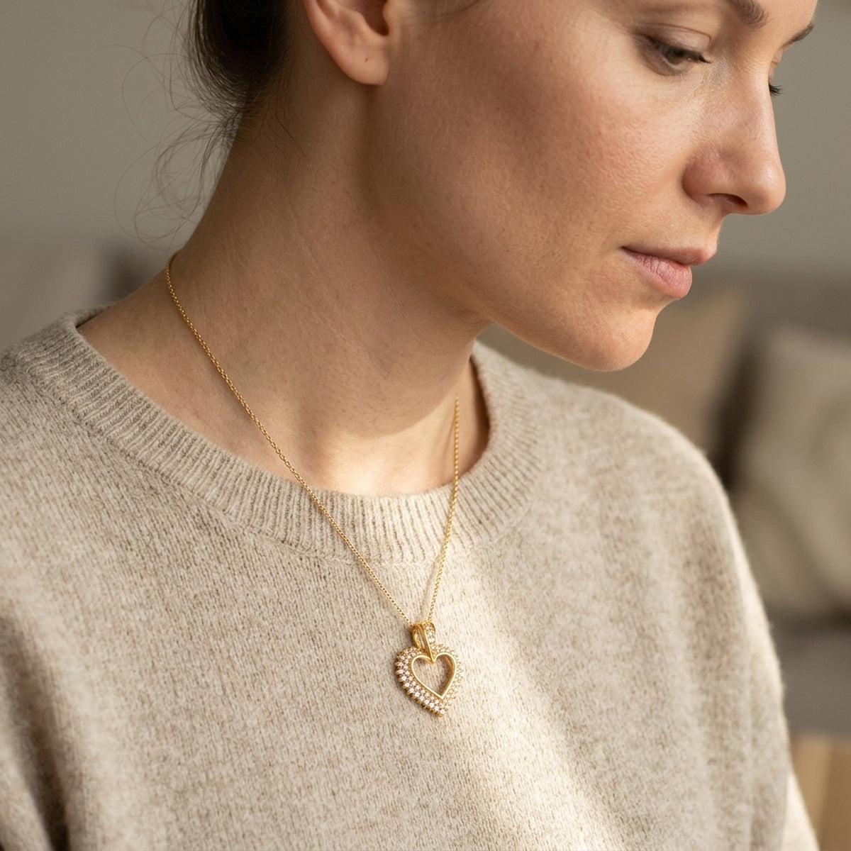 Anhänger Herz – Doublé, 29 × 25 mm – an einer feinen Kette getragen, zweite Lifestyle-Aufnahme in anderer Perspektive