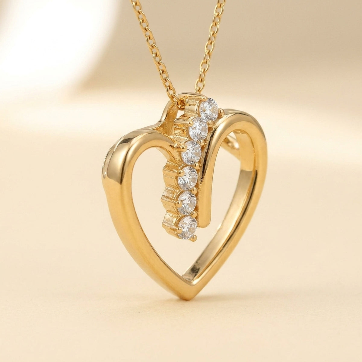 Anhänger Herz mit Zirkonia – Doublé, 12 × 13 mm – Detailansicht des Anhängers vor neutralem Hintergrund