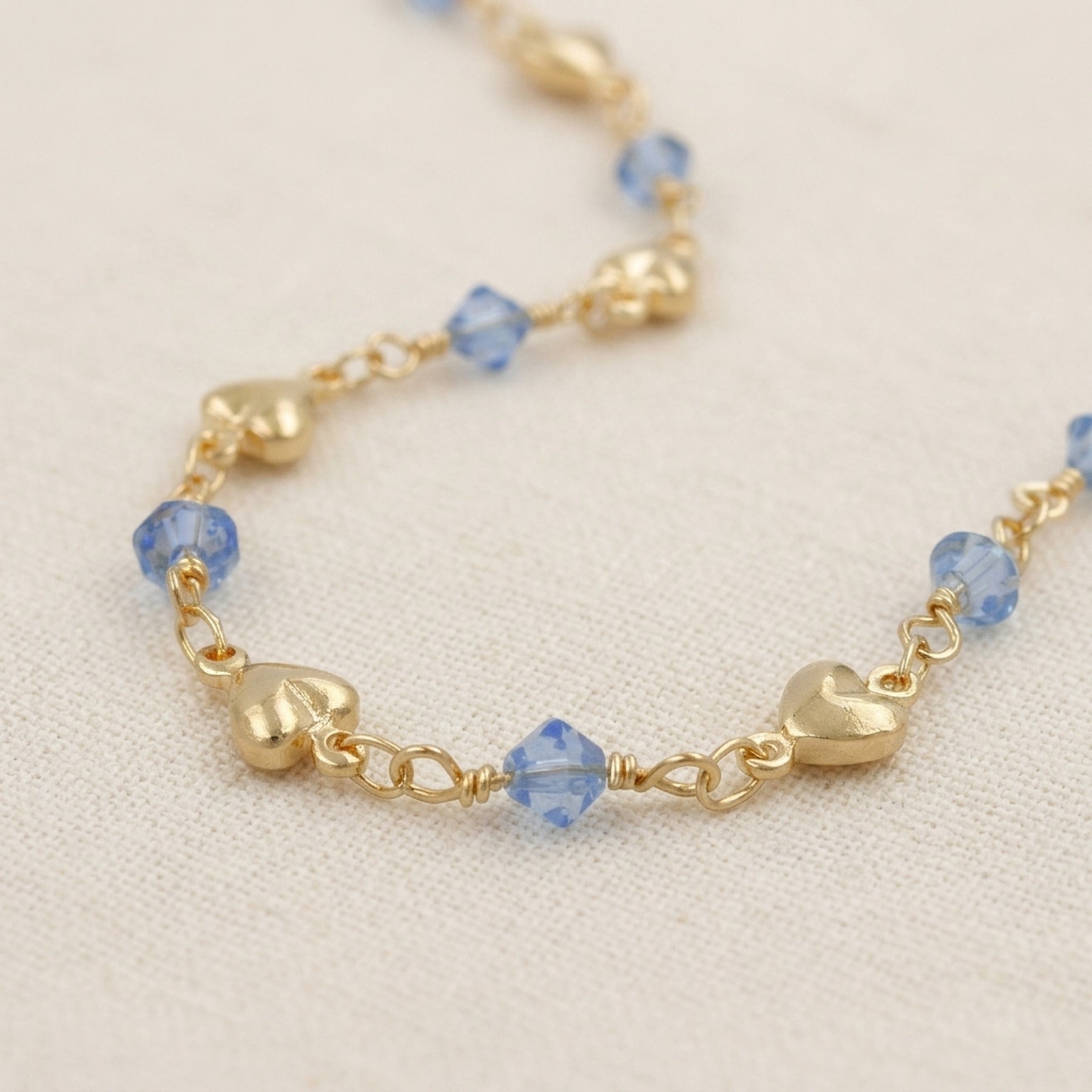 Armband mit Herz und blauer Glasperle – Doublé, 5 mm, 19 cm – Detailansicht des Armbands vor neutralem Hintergrund
