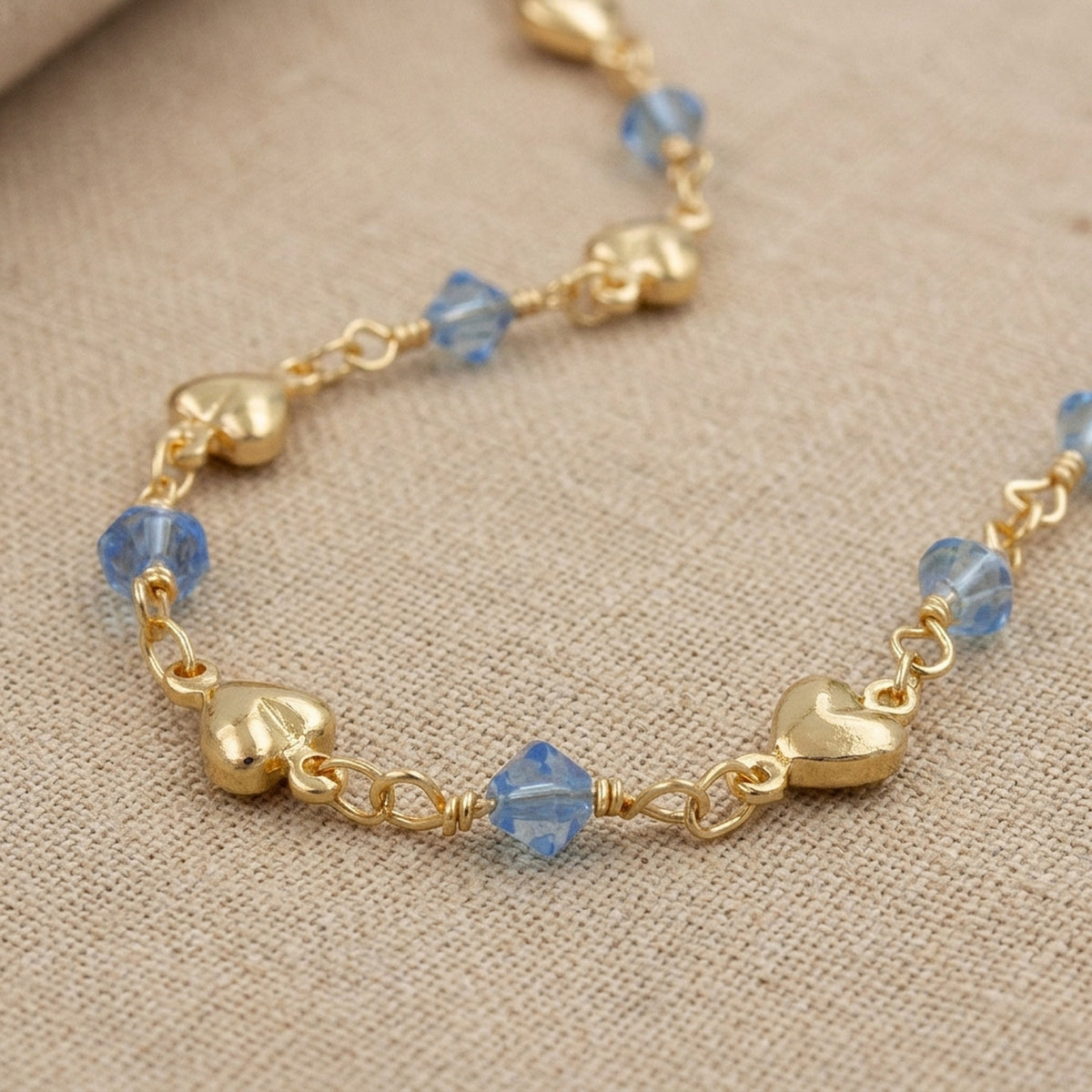 Kette mit Herz und hellblauen Glasperlen – Doublé, 5 mm – Detailansicht des Kettes vor neutralem Hintergrund