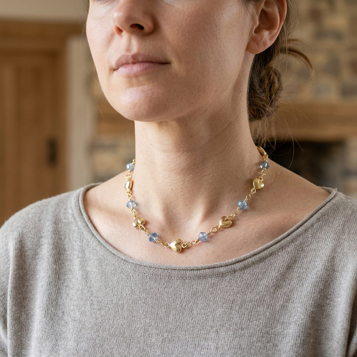Kette mit Herz und hellblauen Glasperlen – Doublé, 5 mm – am Hals getragen, natürliche Lifestyle-Aufnahme
