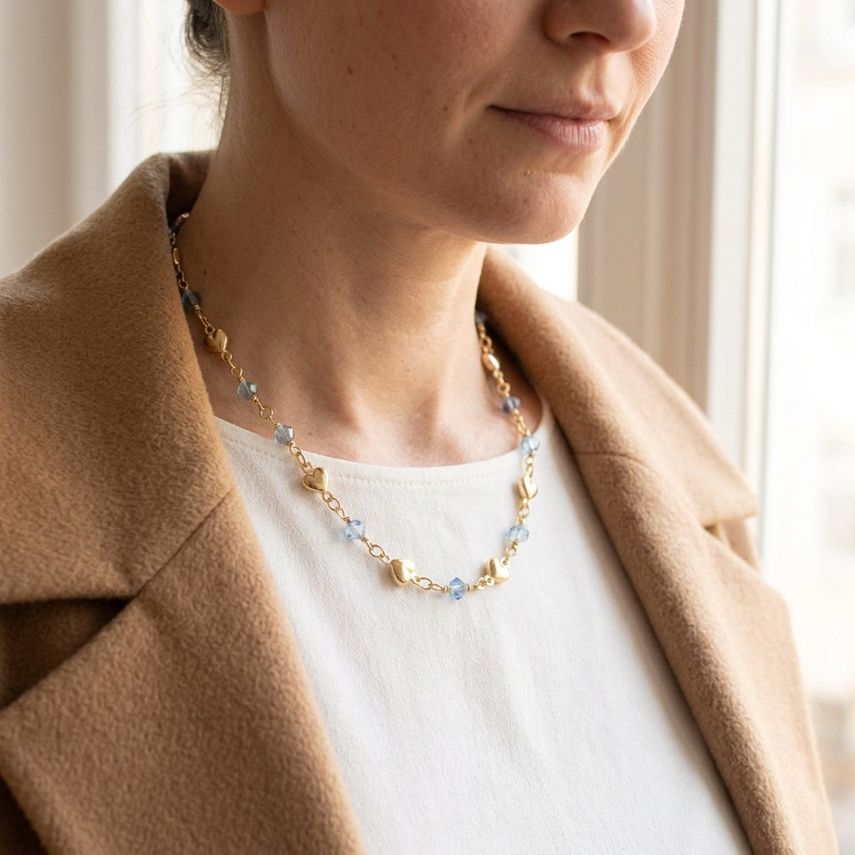 Kette mit Herz und hellblauen Glasperlen – Doublé, 5 mm – am Hals getragen, zweite Lifestyle-Aufnahme in anderer Perspektive