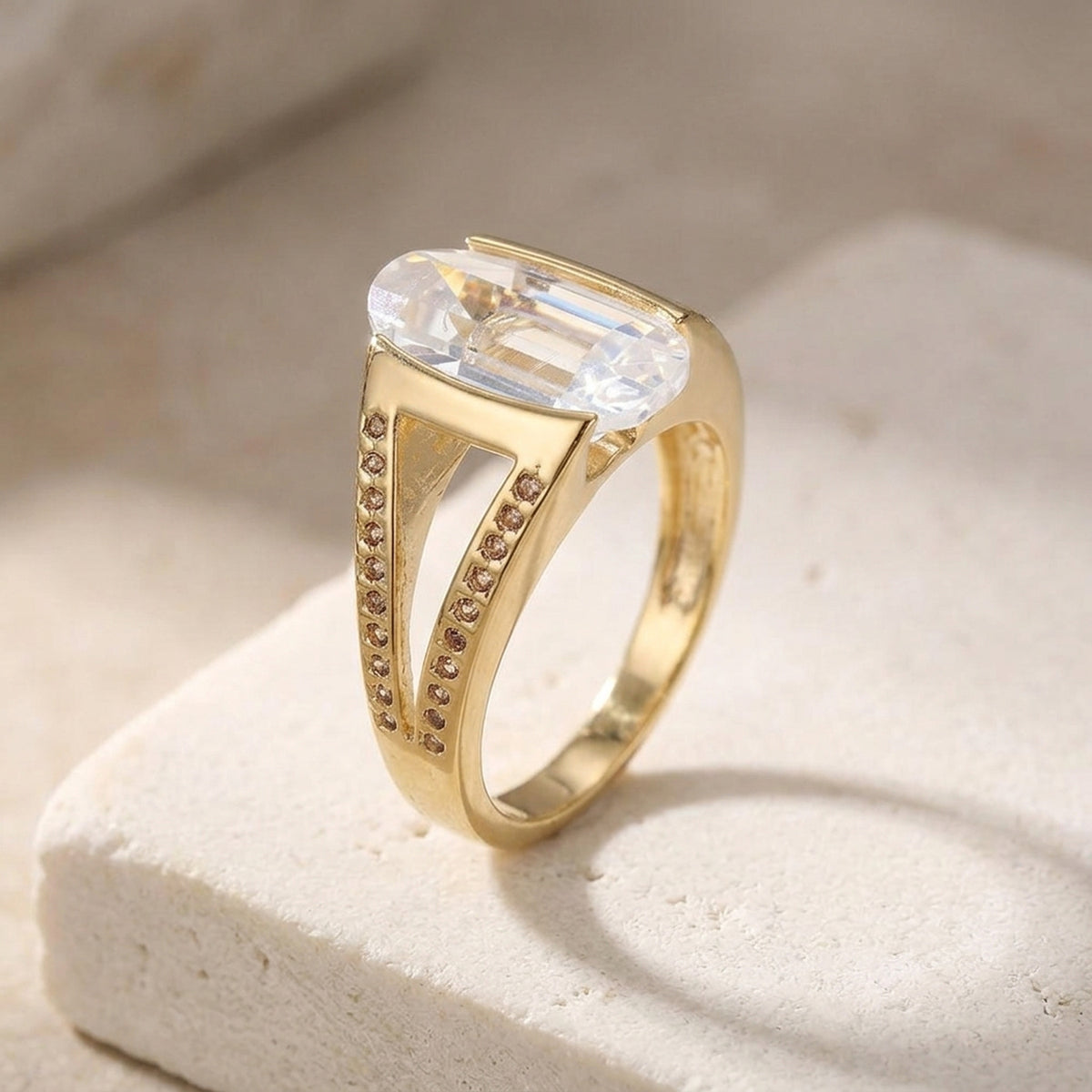 Ring mit weißem Zirkonia – Doublé, 14 × 8 mm – Detailansicht des Rings vor neutralem Hintergrund