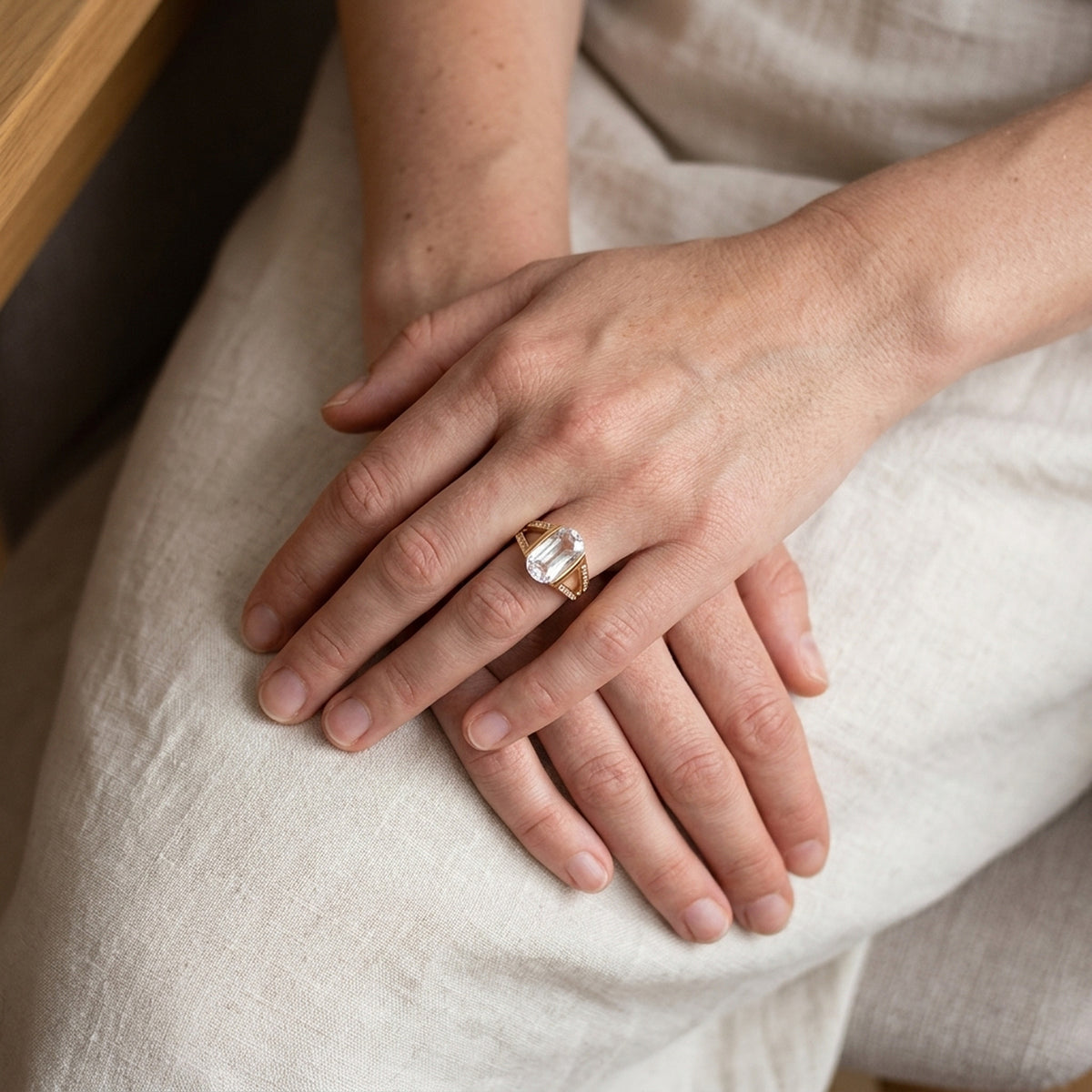 Ring mit weißem Zirkonia – Doublé, 14 × 8 mm – an der Hand getragen, zweite Lifestyle-Aufnahme in anderer Perspektive
