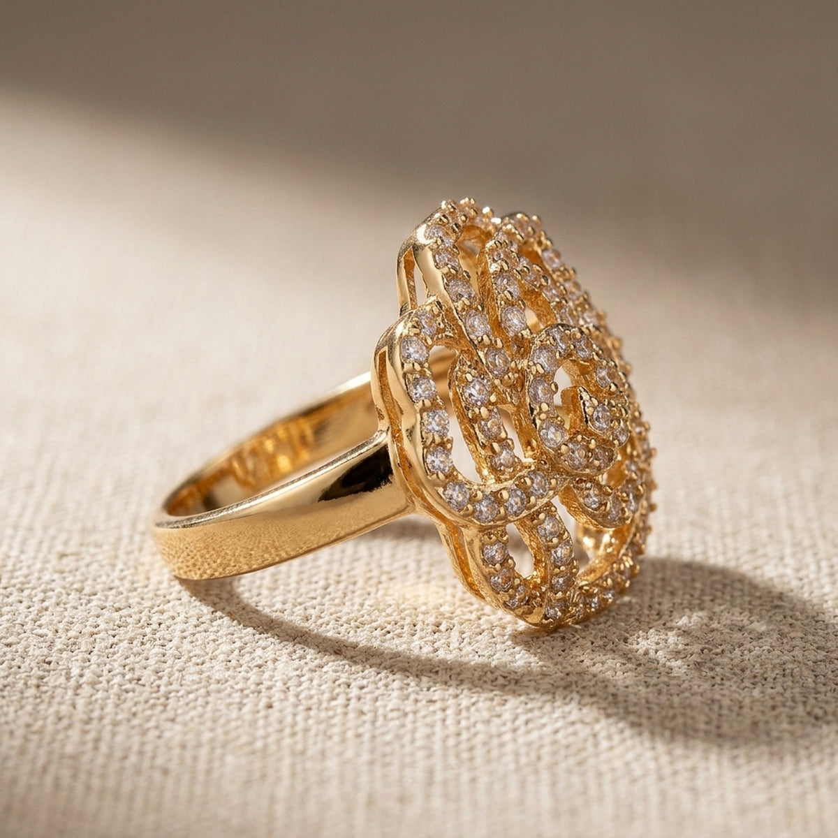 Ring mit weißen Zirkonia – Doublé, ca. 20 mm – Detailansicht des Rings vor neutralem Hintergrund