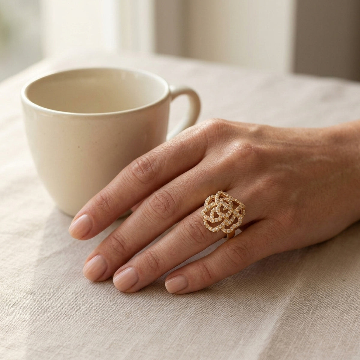 Ring mit weißen Zirkonia – Doublé, ca. 20 mm – an der Hand getragen, natürliche Lifestyle-Aufnahme