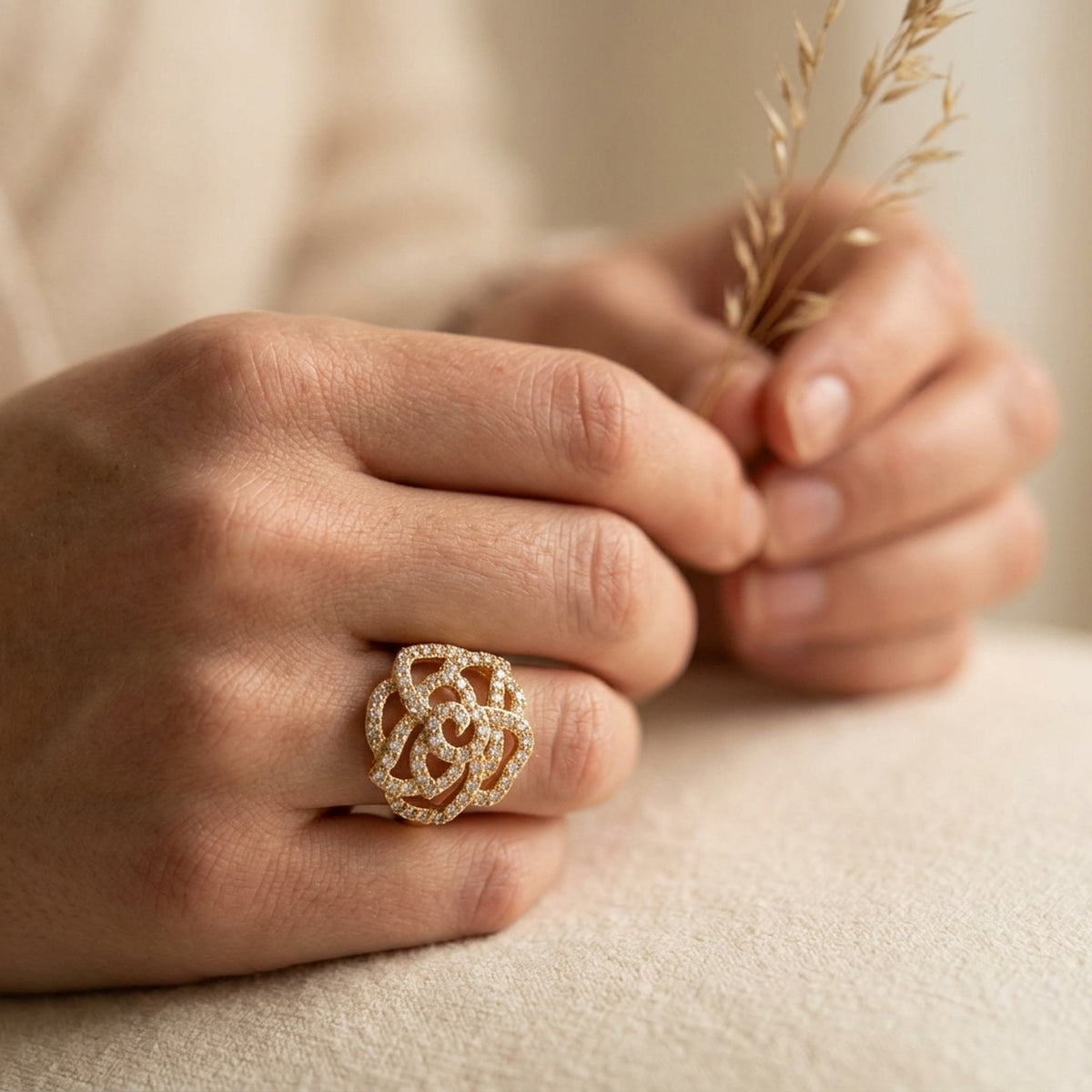 Ring mit weißen Zirkonia – Doublé, ca. 20 mm – an der Hand getragen, zweite Lifestyle-Aufnahme in anderer Perspektive