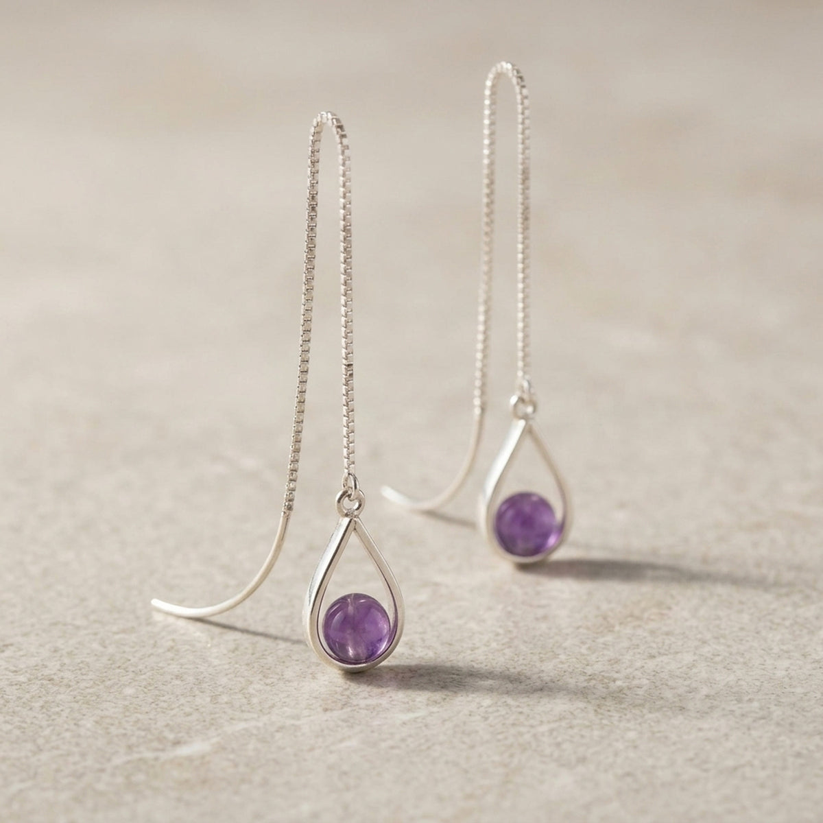 Durchzieher Venezianerkette mit Amethyst-Kugel – 925er Silber, 140 × 10 mm, ca. 6 mm – Detailansicht des Ohrschmucks vor neutralem Hintergrund