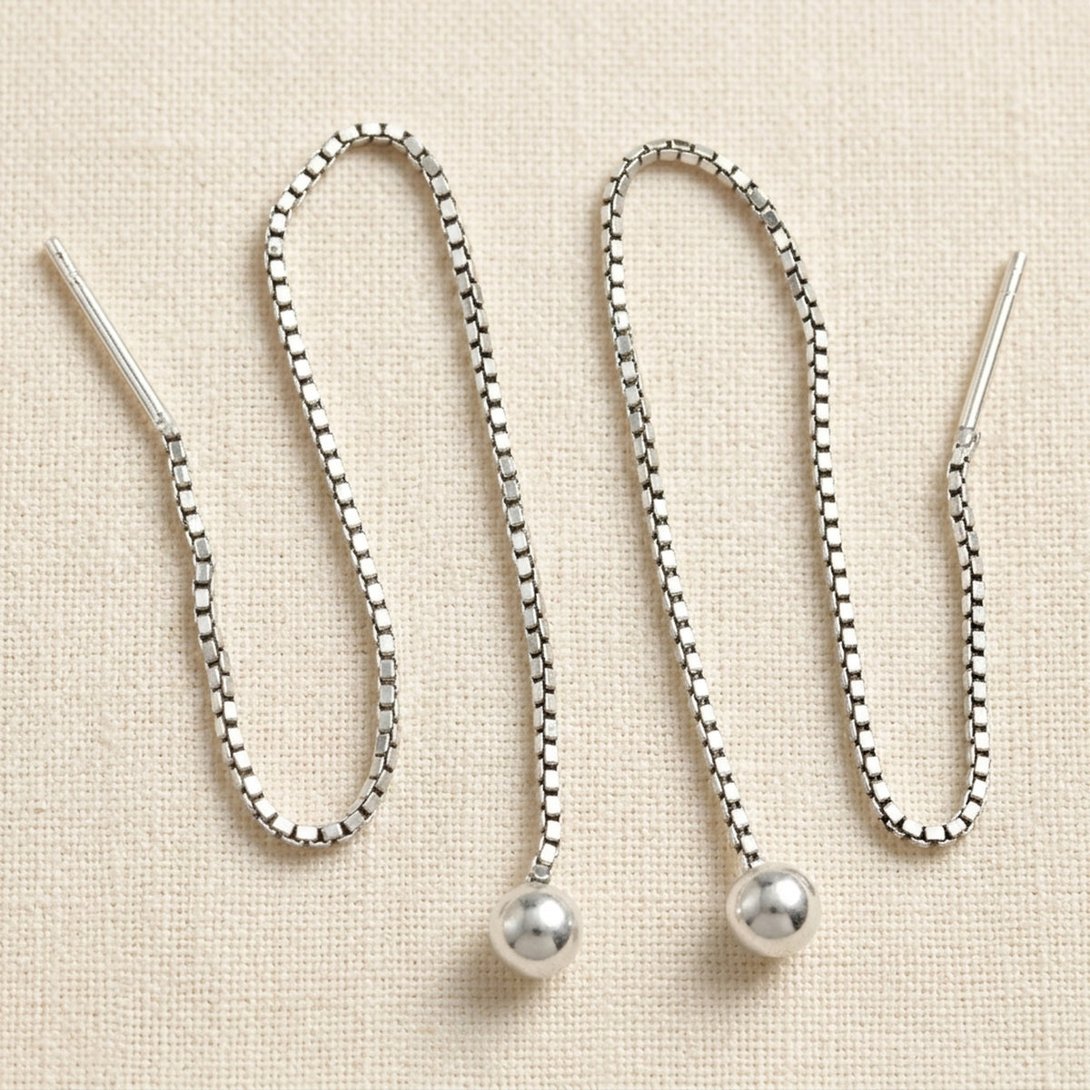 Durchzieher Venzianerkette mit Kugel – 925er Silber, 110 × 4 mm – Detailansicht des Ohrschmucks vor neutralem Hintergrund