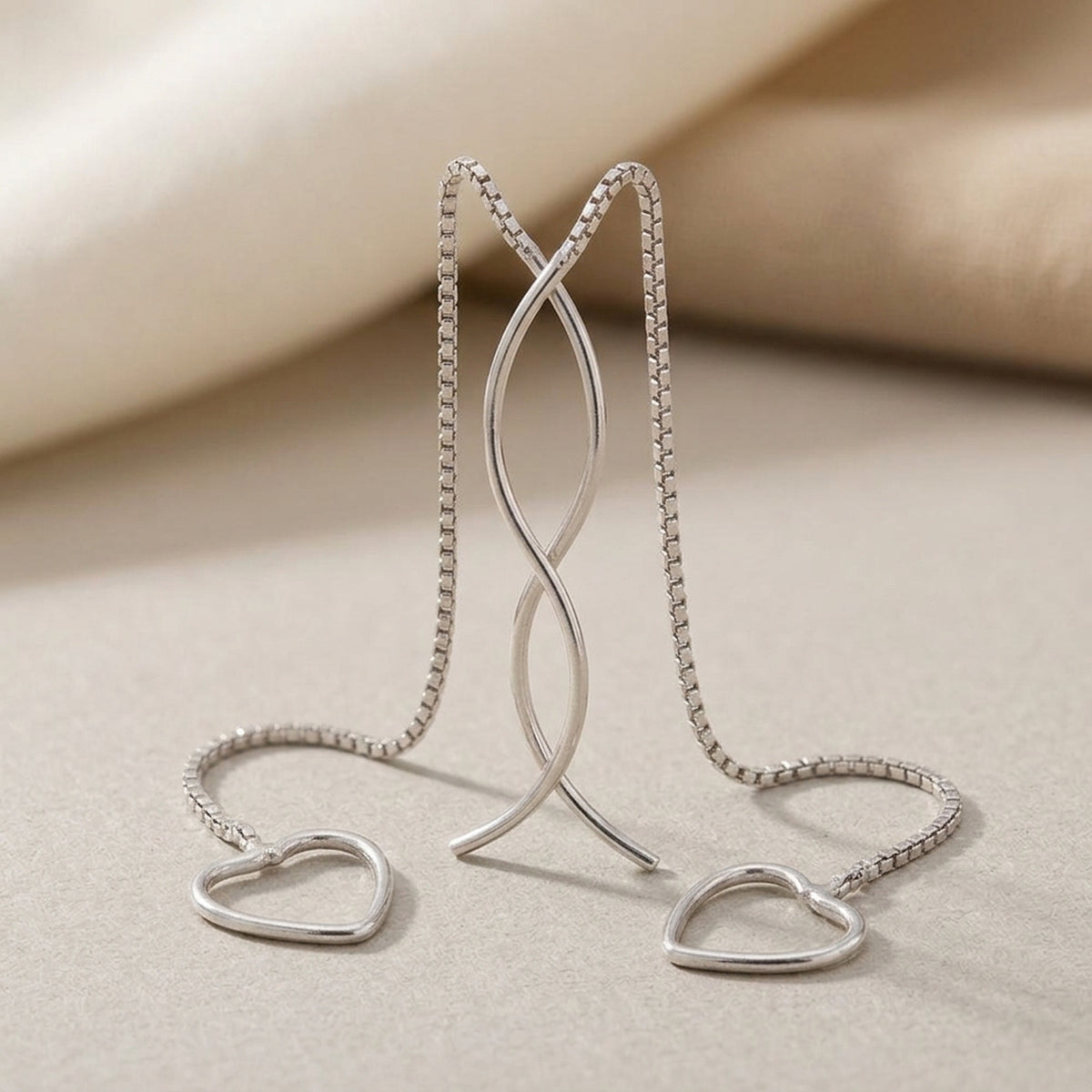 Durchzieher Venezianerkette mit Herz – 925er Silber, 82 × 10 mm – Detailansicht des Ohrschmucks vor neutralem Hintergrund