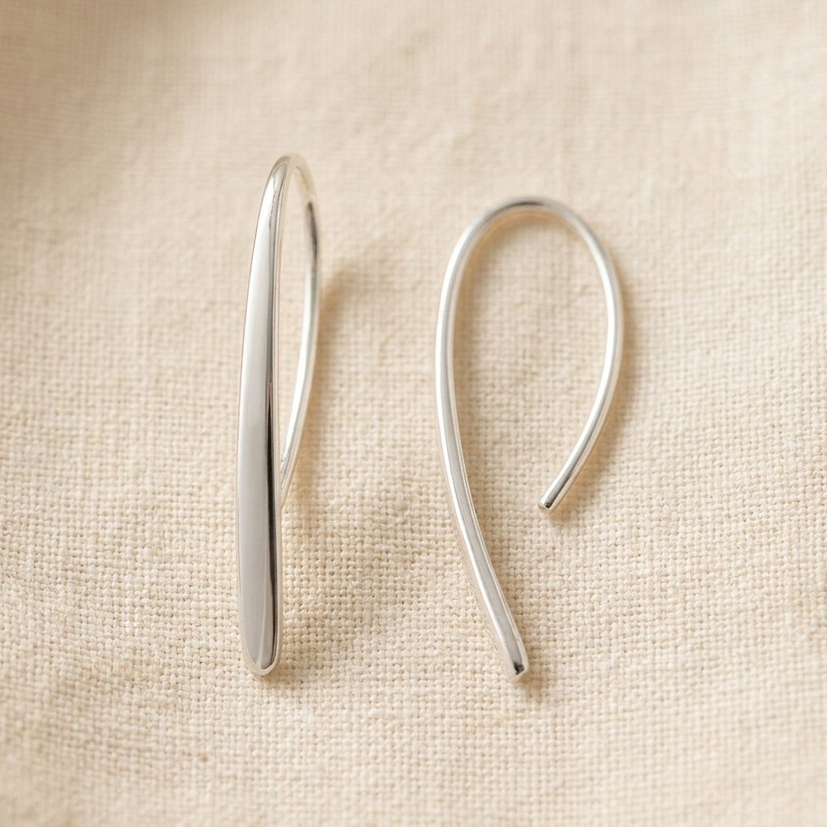 Durchzieher Tropfen glänzend – 925er Silber, 33 × 2,5 mm – Detailansicht des Ohrschmucks vor neutralem Hintergrund