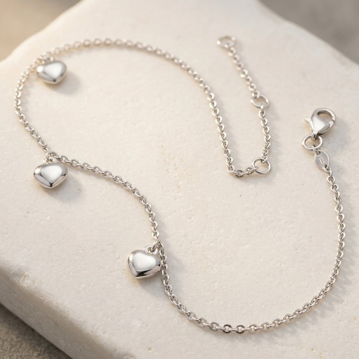 Fußkette Ankerkette längenvariabel mit 3 Herzen rhodiniert – 925er Silber, 1,7 mm, 27 cm – Detailansicht des Fußkettes vor neutralem Hintergrund
