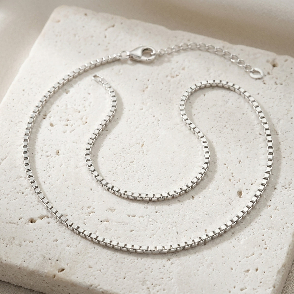 Fußkette Venzianerkette längenvariabel mit 3 Ösen – 925er Silber, 1 mm, 27 cm – Detailansicht des Fußkettes vor neutralem Hintergrund
