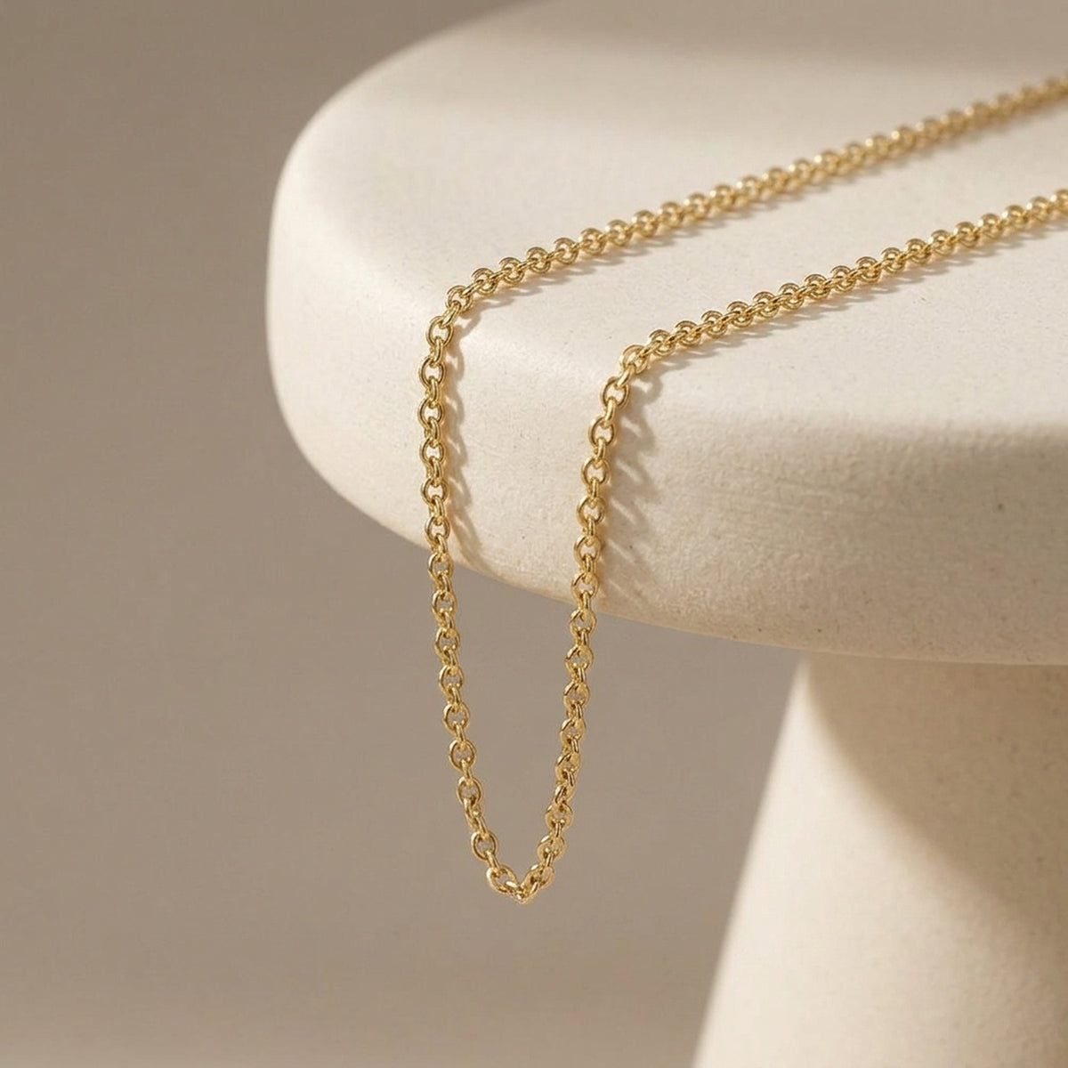 0,7 mm dünne Ankerkette – 375er Gold, ca. 0,7 mm – Detailansicht des Kettes vor neutralem Hintergrund