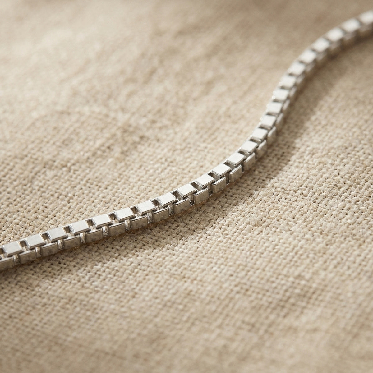 1,3 mm Venezianerkette – 925er Silber, ca. 1,3 mm – Detailansicht des Kettes vor neutralem Hintergrund